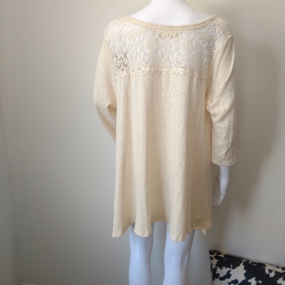 Everleigh Anthro M shark bite hem top size - Picture 5 of 6